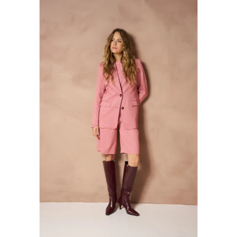 Lofty Manner Blazer RI51 Inge 315 Coral – vooraanzicht op model Koraalkleurige Lofty Manner-blazer Inge op model, vooraanzicht