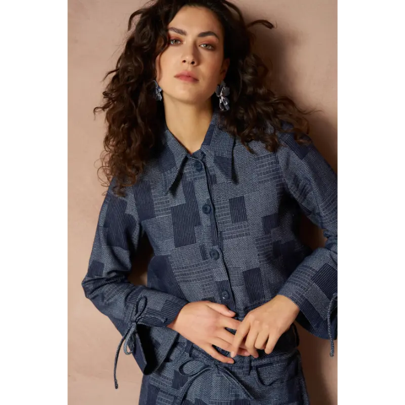 Lofty Manner Blouse RI05 - Ilja 409 Mid Blue – vooraanzicht op model Lofty Manner blouse Ilja in blauw op model, vooraanzicht