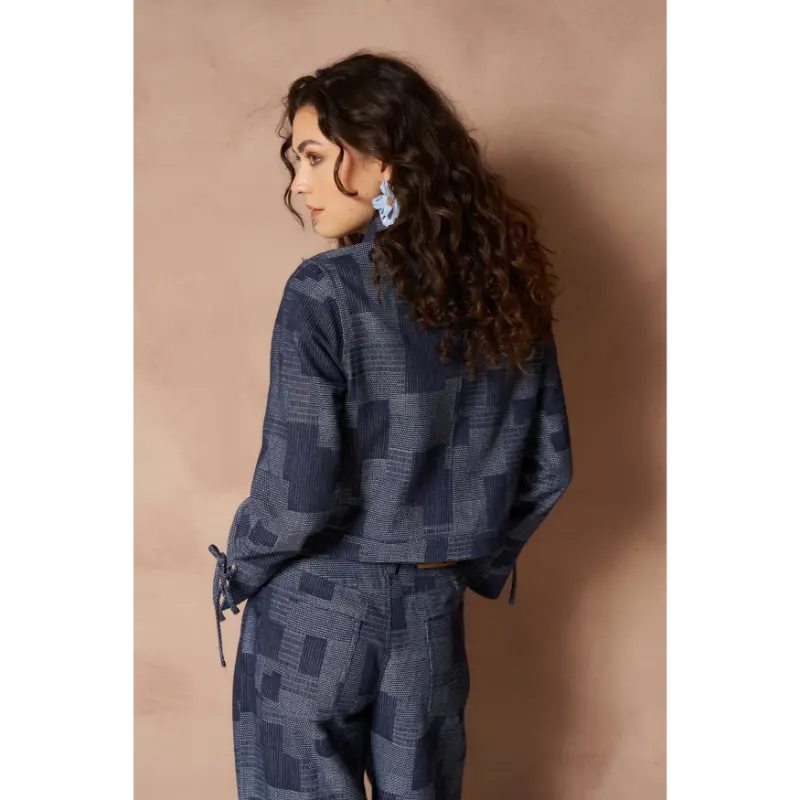 Lofty Manner blouse Ilja in mid blue, achteraanzicht op model