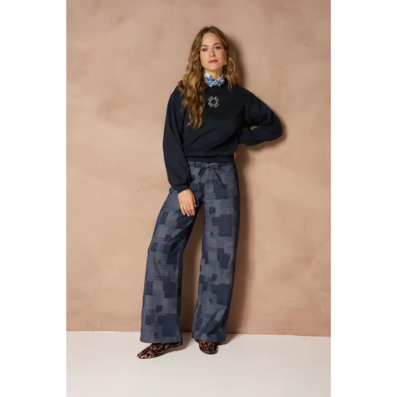 Lofty Manner damesbroek Inoa in mid blue op model, vooraanzicht