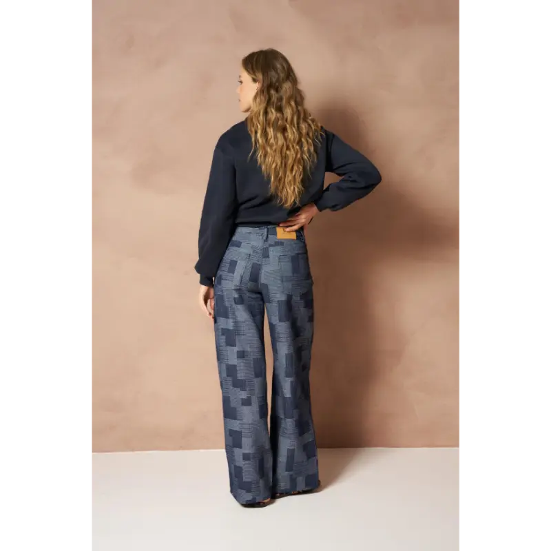 Lofty Manner damesbroek Inoa in mid blue, achteraanzicht op model