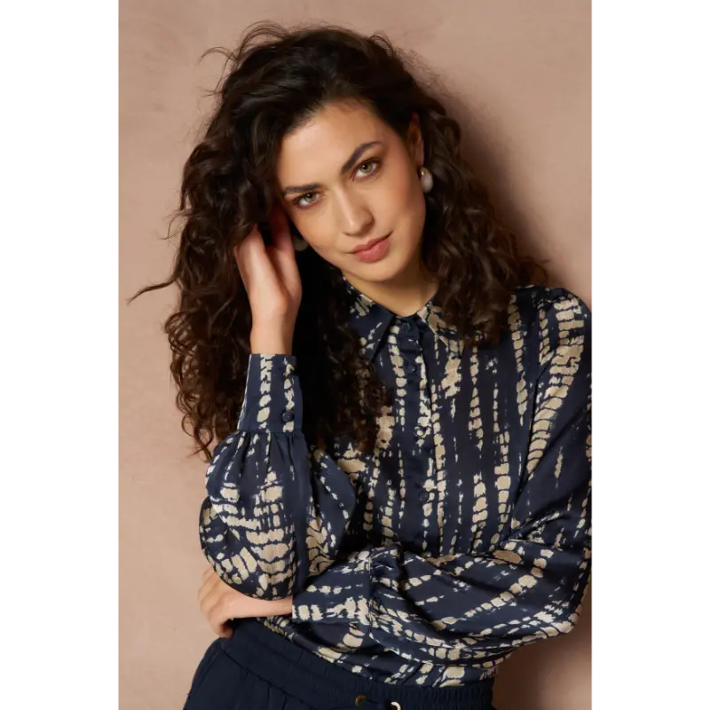 Lofty Manner Blouse Ira RI02.2 donkerblauw – vooraanzicht op model Lofty Manner blouse Ira in donkerblauw op model, vooraanzicht