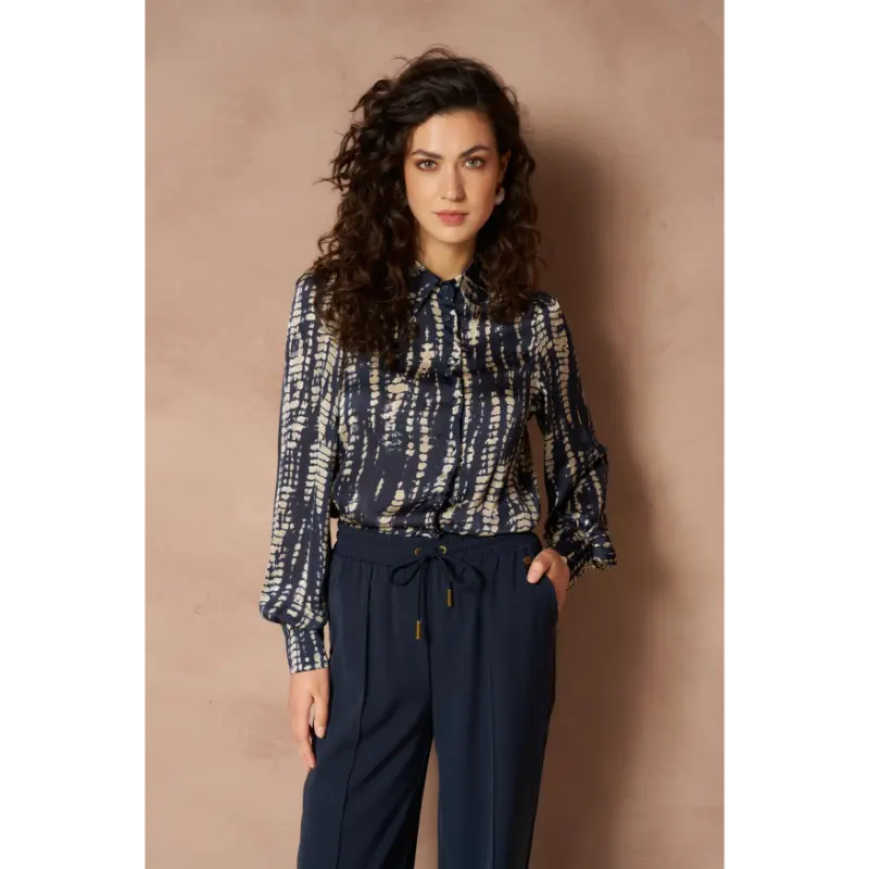 Lofty Manner Blouse Ira RI02.2 donkerblauw – vooraanzicht op model Lofty Manner blouse Ira in donkerblauw op model, vooraanzicht