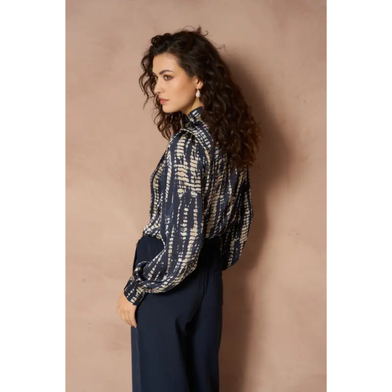 Lofty Manner Blouse Ira RI02.2 donkerblauw – zijaanzicht op model Lofty Manner blouse Ira in donkerblauw, zijaanzicht op model