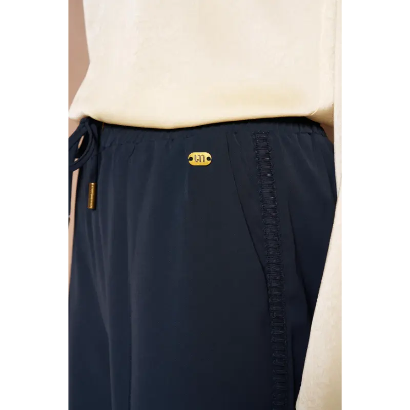 Lofty Manner RI33.2 Pant Inna donkerblauw – detail op model Lofty Manner broek Inna in donkerblauw, detail op model