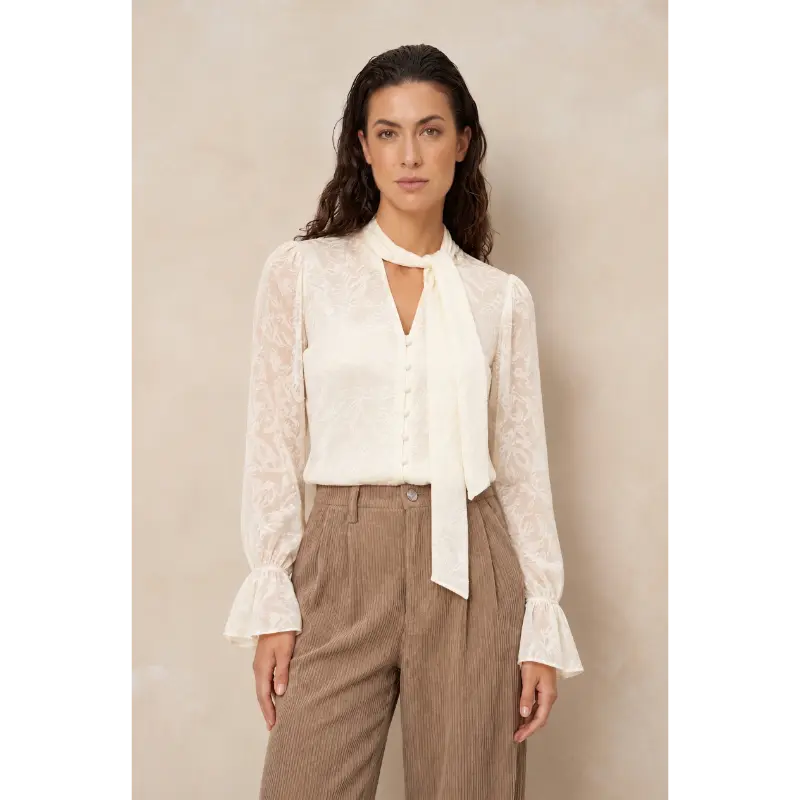 Lofty Manner Blouse RJ01.1 Jett Off-White 120 Cream – vooraanzicht op model Lofty Manner Jett blouse in off-white op model, vooraanzicht