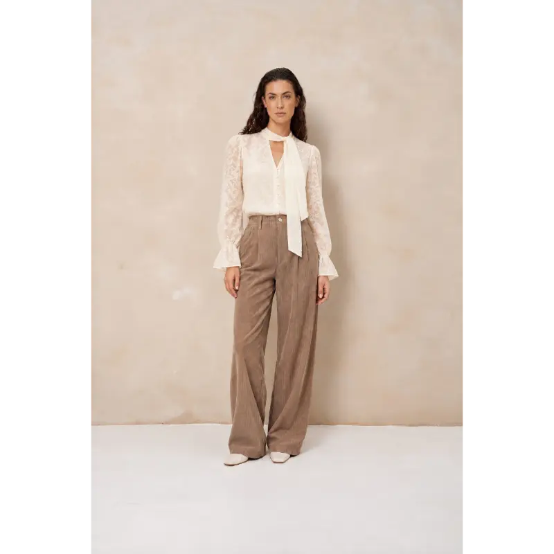 Lofty Manner Blouse RJ01.1 Jett Off-White 120 Cream – vooraanzicht op model Lofty Manner Jett blouse in off-white op model, vooraanzicht