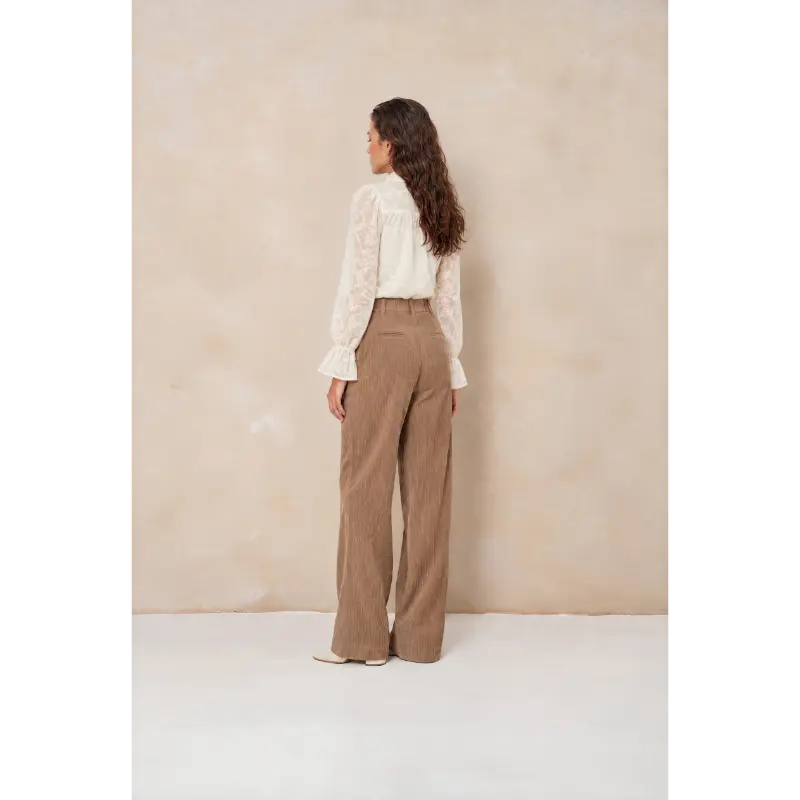 Lofty Manner Blouse RJ01.1 Jett Off-White – achteraanzicht op model Lofty Manner blouse Jett in off-white, achteraanzicht op model