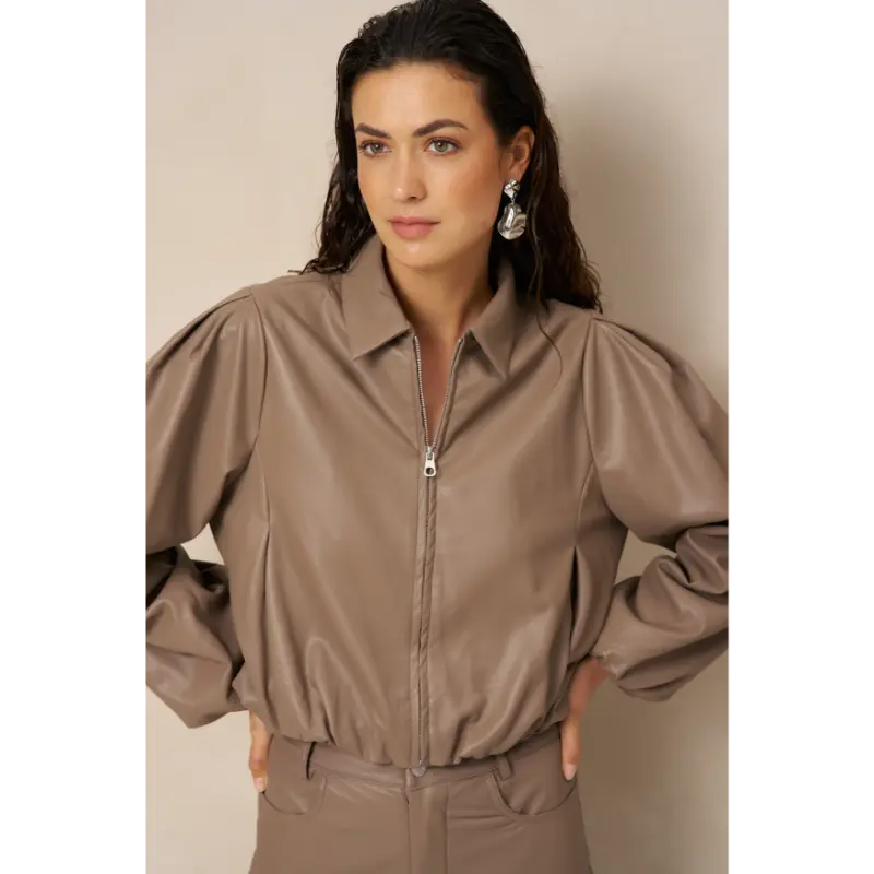 Lofty Manner Gilet RJ42 Jillie taupe – vooraanzicht op model Lofty Manner gilet Jillie in taupe, vooraanzicht op model