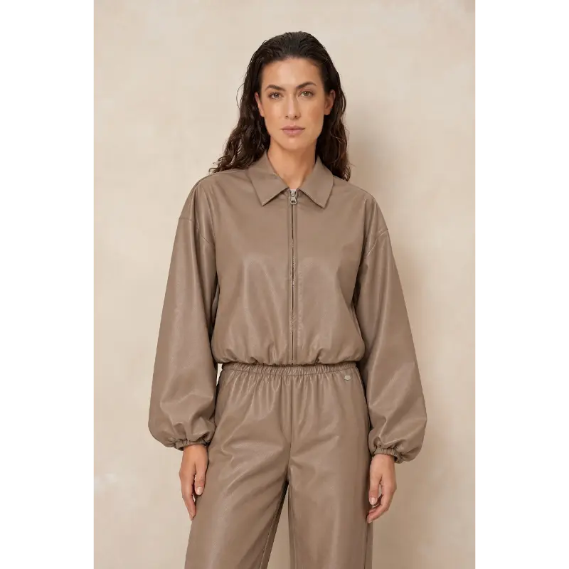 Lofty Manner Gilet RJ42 Jacket Jillie Taupe – vooraanzicht op model Lofty Manner gilet RJ42 in taupe, gedragen door model van voren