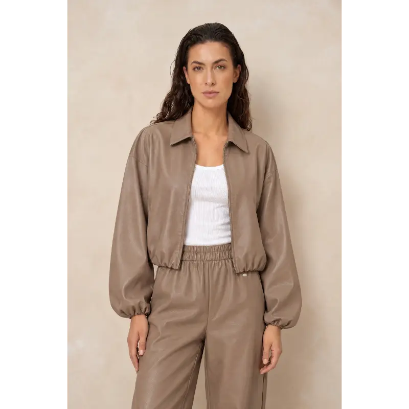 Lofty Manner Gilet RJ42 Jacket Jillie Taupe – vooraanzicht op model Lofty Manner gilet in taupe op model, vooraanzicht