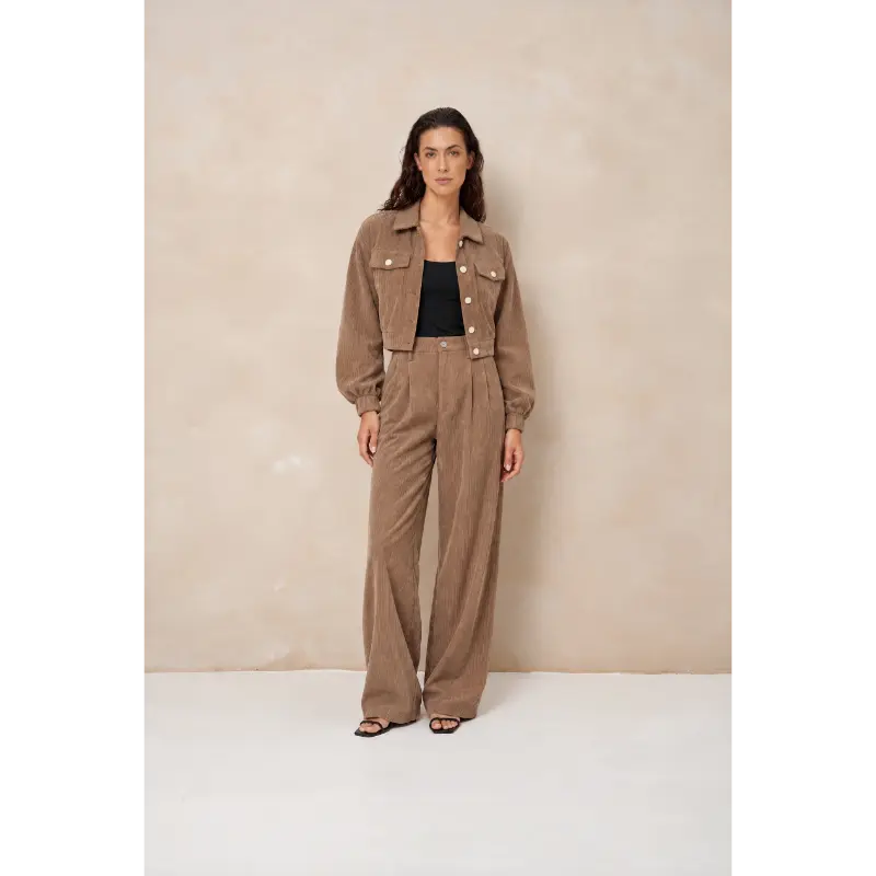 Lofty Manner Blazer RJ46 Jaxy Corduroy Bruin 192 Taupe – vooraanzicht op model Lofty Manner blazer RJ46 in taupe, op model van voren