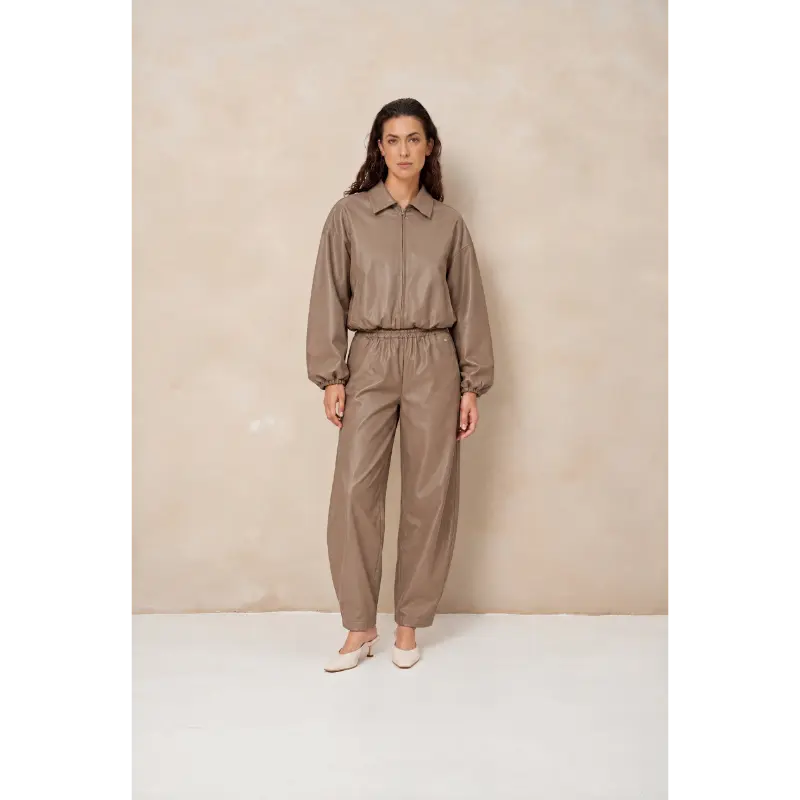 Lofty Manner Broek RJ81 - Pant Janne Taupe – vooraanzicht op model Lofty Manner broek Janne in taupe op model, vooraanzicht