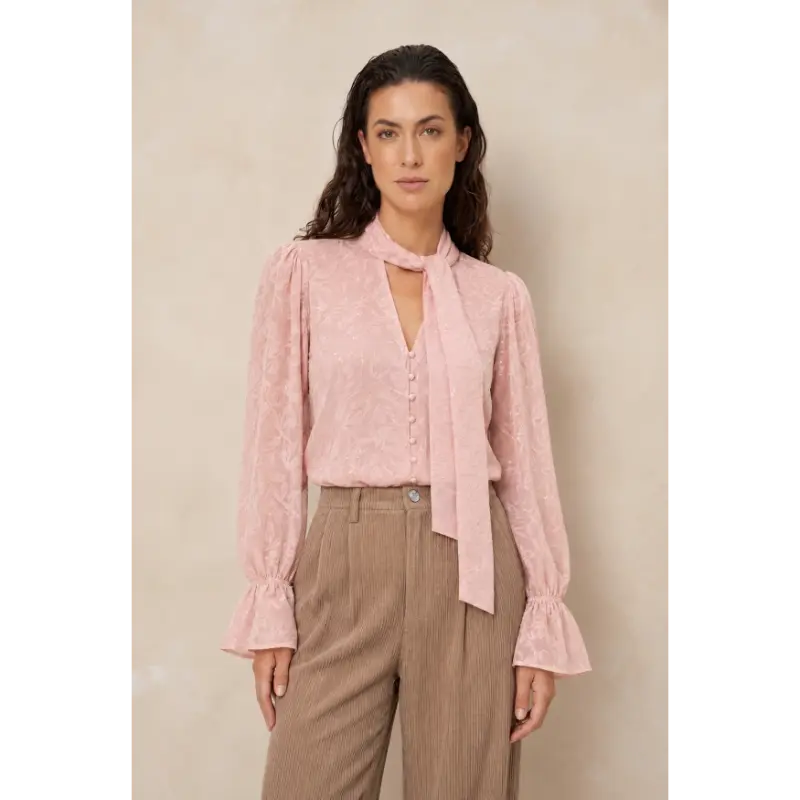 Lofty Manner Blouse Jett RJ01.2 299 Light Pink – vooraanzicht op model Lofty Manner blouse Jett in lichtroze op model, vooraanzicht