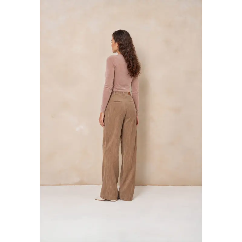 Lofty Manner Top RJ07.2 Jessy 299 Light Pink – achteraanzicht op model Lofty Manner Jessy top in lichtroze, achteraanzicht op model