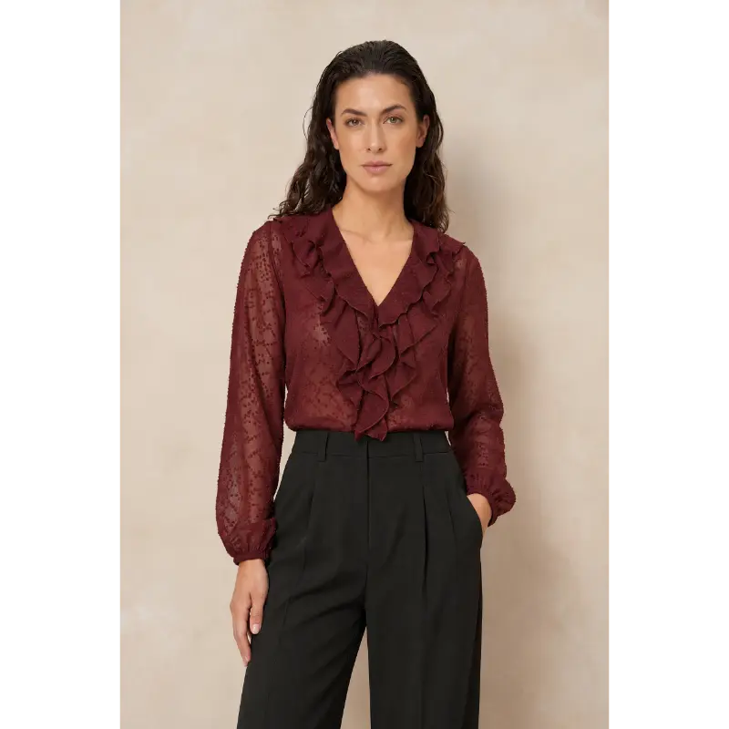 Lofty Manner blouse Kio in bordeauxrood op model, vooraanzicht