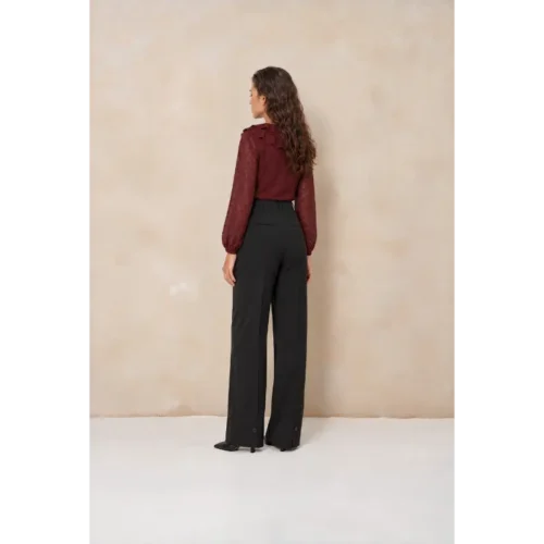 Lofty Manner blouse Kio in bordeaux rood, achteraanzicht op model