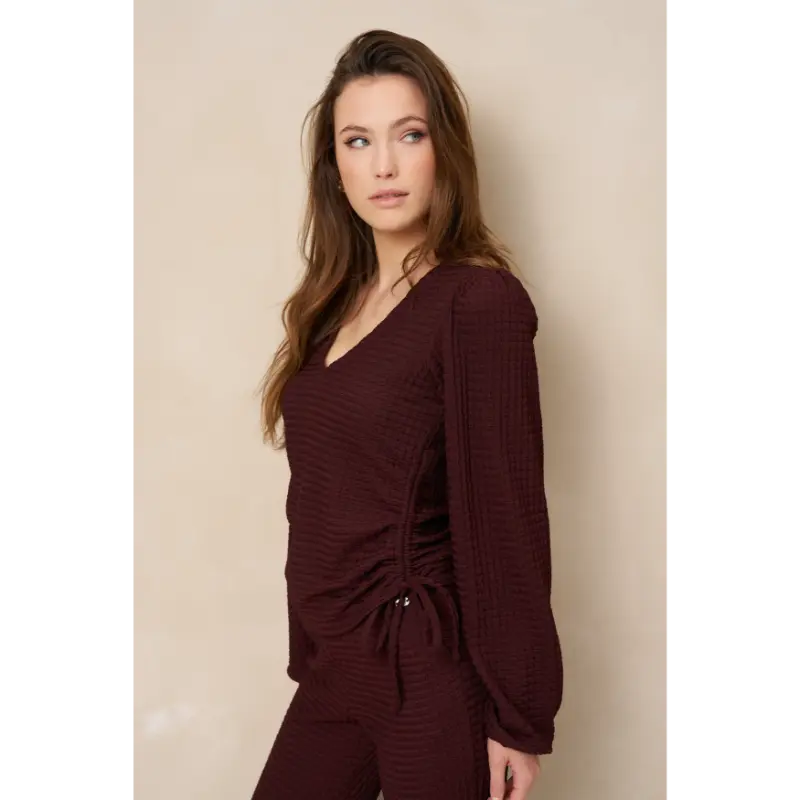 Lofty Manner Top Koa in bordeaux rood, zijaanzicht op model