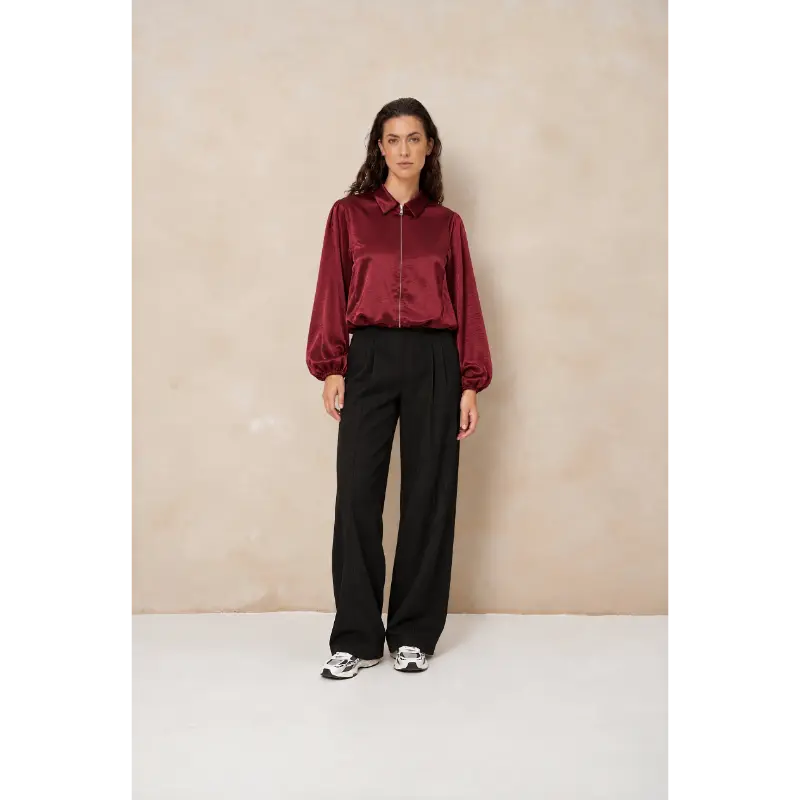 Lofty Manner Kairi jacket in bordeauxrood op model, vooraanzicht