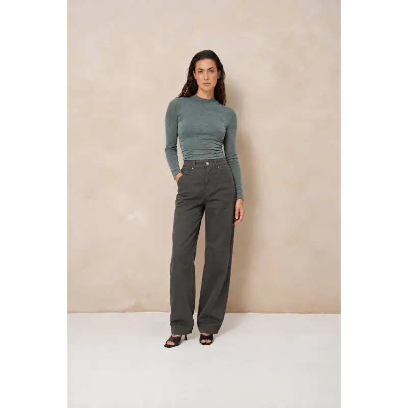 Lofty Manner top Kelly in dark mintgroen op model, vooraanzicht
