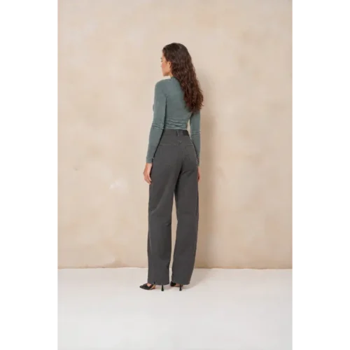 Lofty Manner top Kelly in dark mint, achteraanzicht op model