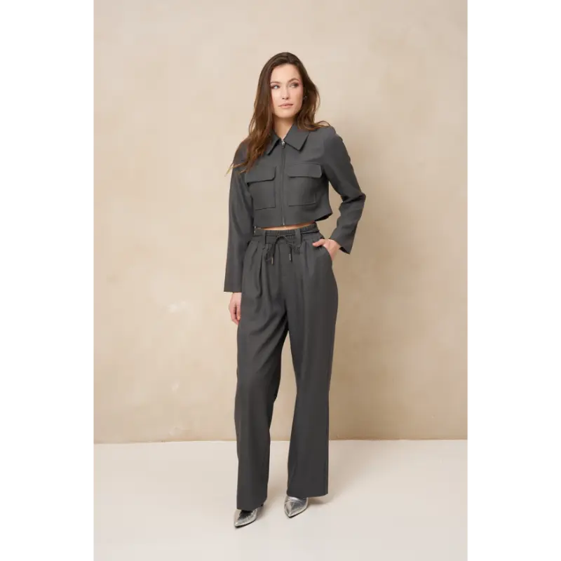 Lofty Manner Broek RK40 – Pant Kela 549 Anthracite – vooraanzicht op model Lofty Manner broek Kela in antraciet op model, vooraanzicht