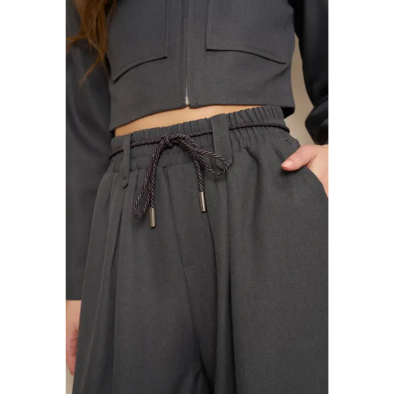Detailfoto van de anthracietkleurige Lofty Manner Pant Kela op model
